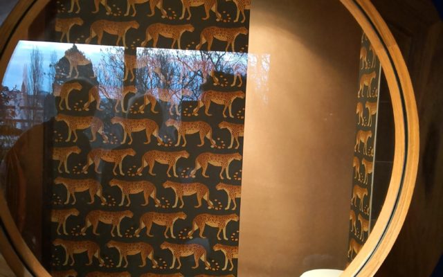 salle de bain papier leopard peinture bleue kosydeco