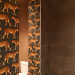 salle de bain papier leopard peinture bleue kosydeco